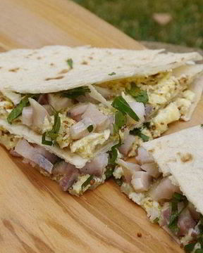 Лаваш с яйцом, селедкой и зеленью