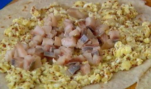 лаваш с яйцом, селедкой и зеленью
