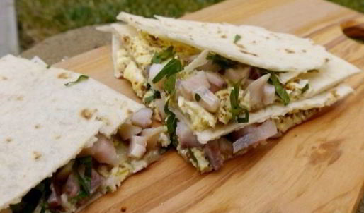 лаваш с яйцом, селедкой и зеленью