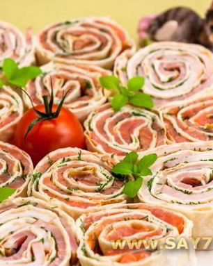 Рулетики из лаваша с семгой и ветчиной