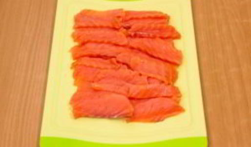 рулетики из лаваша с семгой и ветчиной