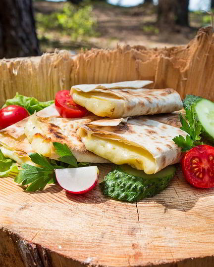 Рецепт сулугуней в лаваше на углях