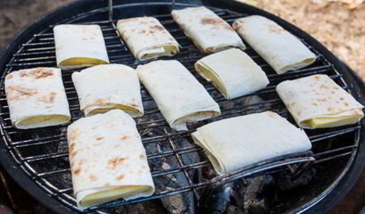 сулугуни в лаваше на углях