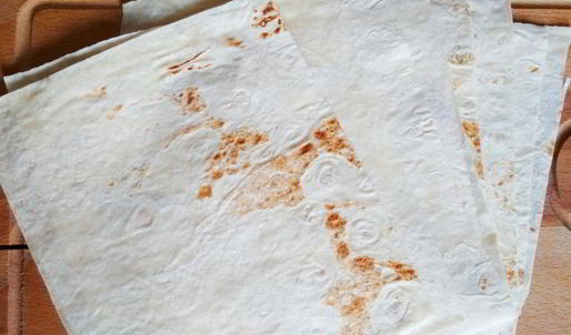 трубочки из лаваша, запеченные в соусе