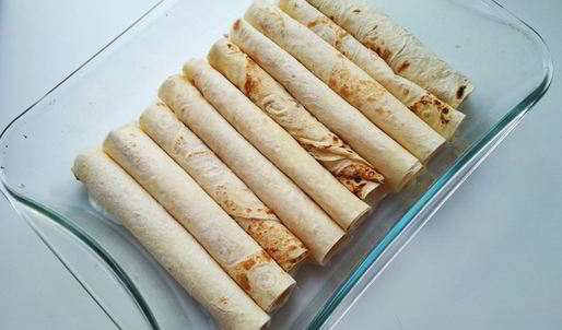 трубочки из лаваша, запеченные в соусе
