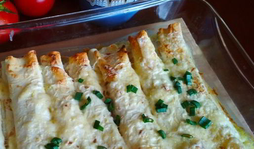 трубочки из лаваша, запеченные в соусе