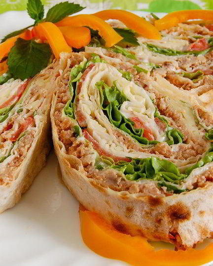 Рецепт закуски из лаваша с фаршем и помидорами