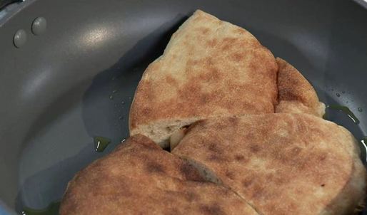 закуска из лаваша с соусом из перца