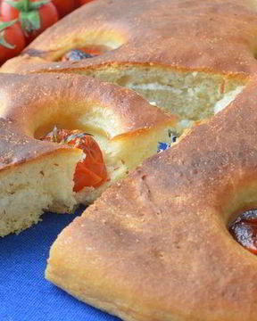 Ароматная фокачча с помидорками черри и чесночным маслом