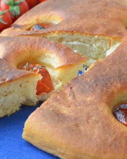 Рецепт ароматной фокаччи с помидорками черри и чесночным маслом