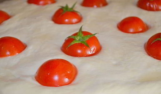 ароматная фокачча с помидорками черри и чесночным маслом