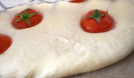 ароматная фокачча с помидорками черри и чесночным маслом