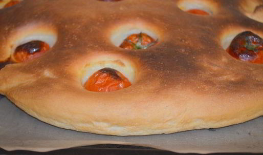 ароматная фокачча с помидорками черри и чесночным маслом