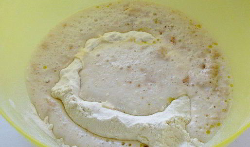 двухслойная фокачча с оливками и молодым сыром