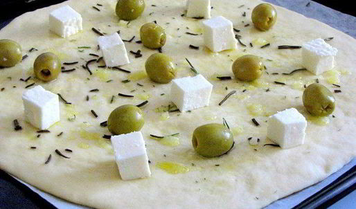двухслойная фокачча с оливками и молодым сыром