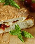 Фокачча с моцареллой, базиликом и вялеными помидорами