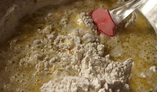 фокачча с моцареллой, базиликом и вялеными помидорами