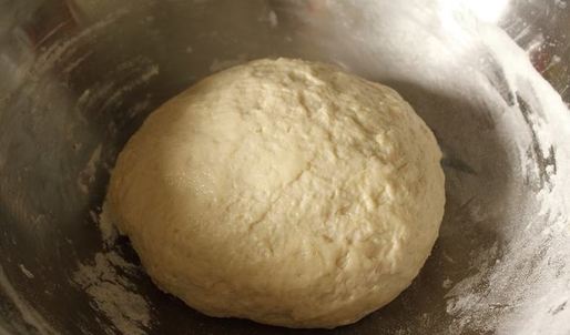 фокачча с моцареллой, базиликом и вялеными помидорами