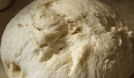 фокачча с моцареллой, базиликом и вялеными помидорами