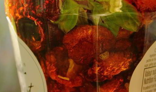 фокачча с моцареллой, базиликом и вялеными помидорами