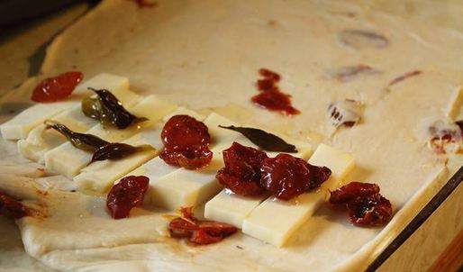 фокачча с моцареллой, базиликом и вялеными помидорами