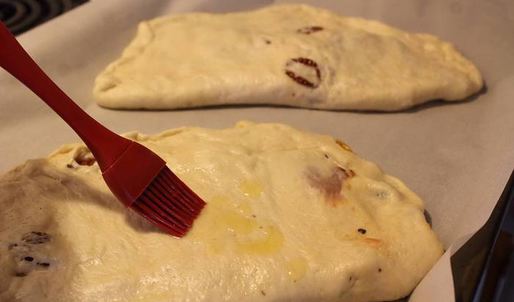 фокачча с моцареллой, базиликом и вялеными помидорами