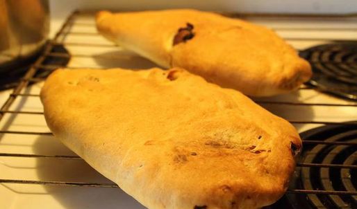 фокачча с моцареллой, базиликом и вялеными помидорами