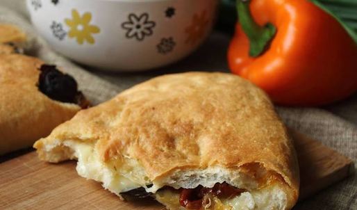 фокачча с моцареллой, базиликом и вялеными помидорами