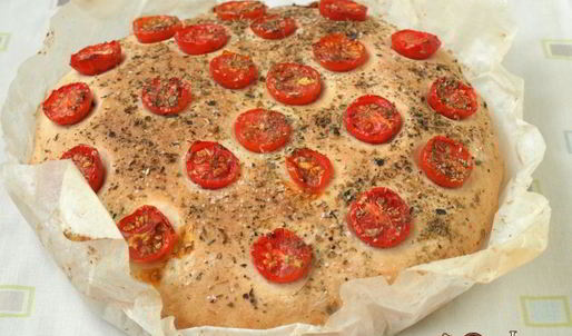 фокачча с помидорами черри и ароматными травами