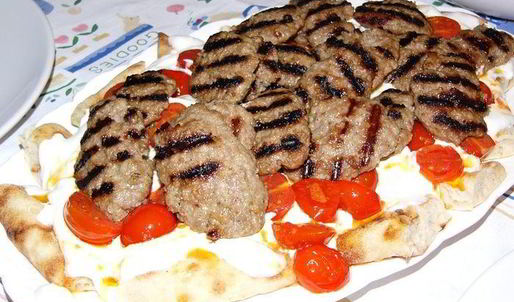 говяжьи котлеты на лепешке пиде