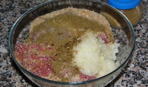 говяжьи котлеты на лепешке пиде