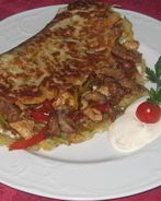 Картофельная лепешка с мясом и овощами