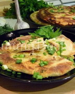 Хрустящие лепешки с сыром и зеленым луком