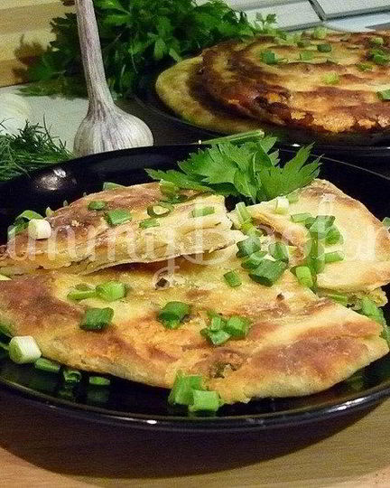 Рецепт хрустящих лепешек с сыром и зеленым луком