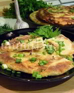 Хрустящие лепешки с сыром и зеленым луком