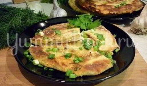 хрустящие лепешки с сыром и зеленым луком