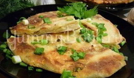 хрустящие лепешки с сыром и зеленым луком