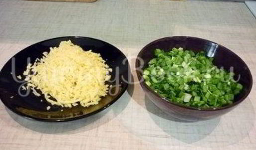 хрустящие лепешки с сыром и зеленым луком