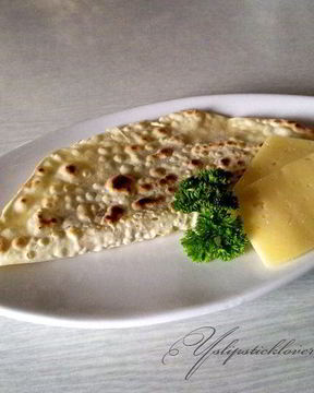 Лепешка с сыром, орехами и зеленью