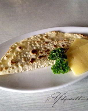 Лепешка с сыром, орехами и зеленью