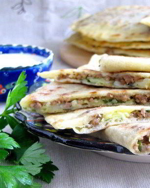 Лепешки Гезлеме с мясом и картошкой
