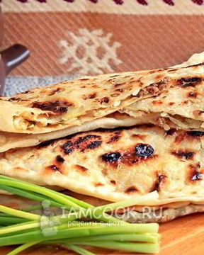 Лепешки с начинкой на сковороде