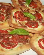 Лепешки с помидорами колбасой сальчичон и сметанно-сырной намазкой