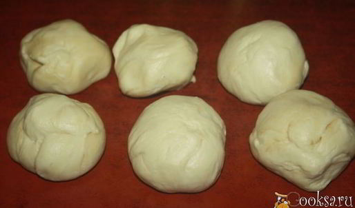 лепешки с помидорами колбасой сальчичон и сметанно-сырной намазкой