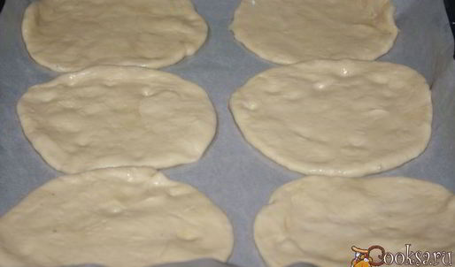 лепешки с помидорами колбасой сальчичон и сметанно-сырной намазкой