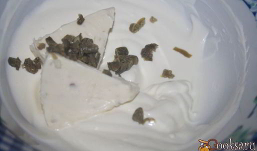 лепешки с помидорами колбасой сальчичон и сметанно-сырной намазкой