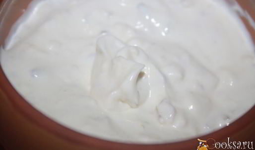 лепешки с помидорами колбасой сальчичон и сметанно-сырной намазкой