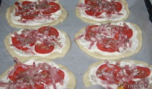 лепешки с помидорами колбасой сальчичон и сметанно-сырной намазкой