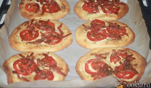 лепешки с помидорами колбасой сальчичон и сметанно-сырной намазкой