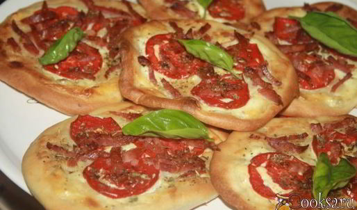 лепешки с помидорами колбасой сальчичон и сметанно-сырной намазкой